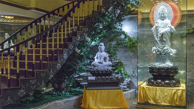 Pingzhou jadeite shop interior featuring carved jadeite statues